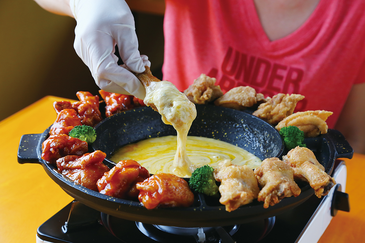 新大久保で爆発的人気を誇っている話題の『UFOチキン』登場中